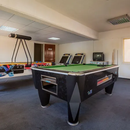 Crown Henipa Lárnaca