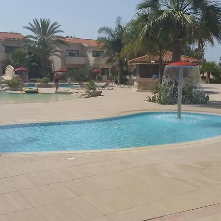 Crown Henipa Larnaka