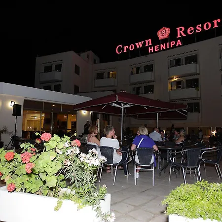 Crown Henipa מלון