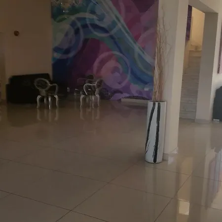 Crown Henipa לרנקה