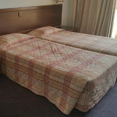 מלון Crown Henipa 3*