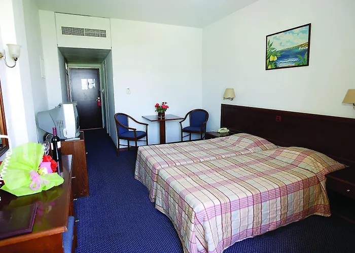 Crown Henipa Hotell 3*