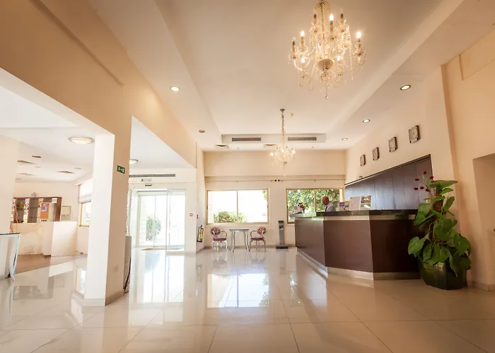 Crown Henipa Hotell Larnaca