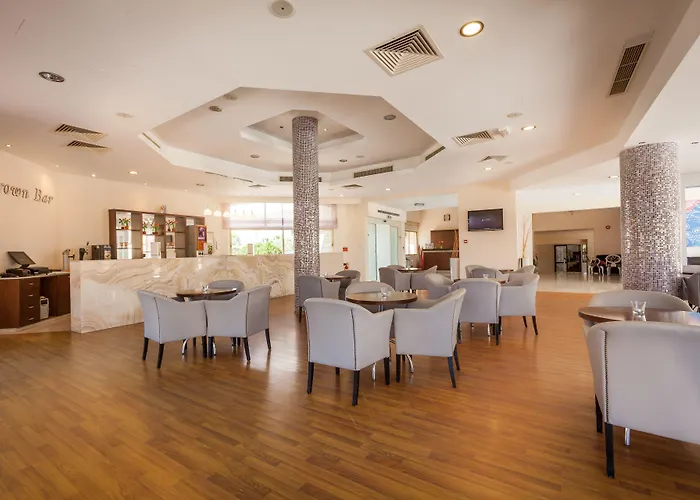 Crown Henipa Hotell Larnaca