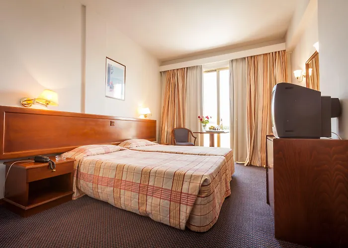 Hotell Crown Henipa Larnaca