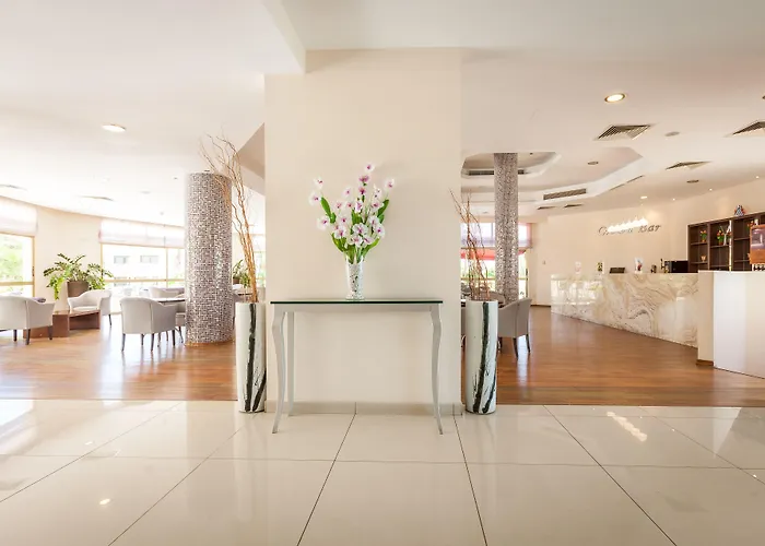 Crown Henipa Hotell Larnaca