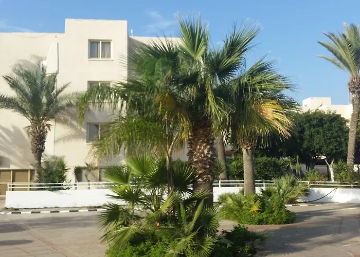 Crown Henipa Hotell Larnaca
